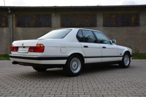 BMW 740i 1992 года  (UK)